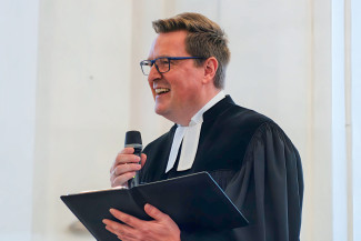 Kirchenrat Wolfgang Böhm führt Goos in sein Amt ein