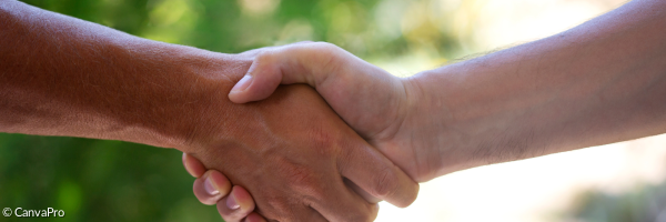 zwei geben sich die Hand