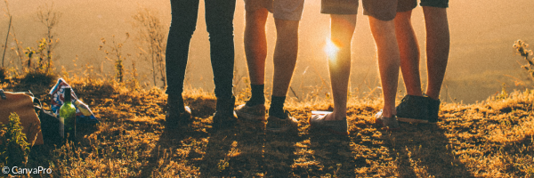 Beine von Jugendlichen, die gemeinsam in die Ferne blicken