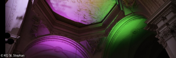 die Decke der Stephanskirche mit buntem Licht beleuchtet