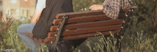 zwei Menschen sitzen auf einer Parkbank im Grünen