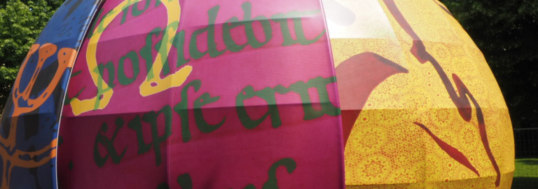 Ausschnitt der drei Zeltplanen aus drei Religionen mit Symbolen