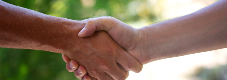 zwei geben sich die Hand