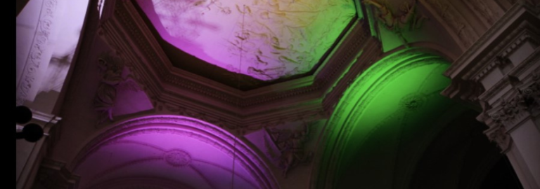 die Decke der Stephanskirche mit buntem Licht beleuchtet