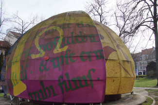 Das Zelt der Religionen auf dem Markusplatz in Bamberg