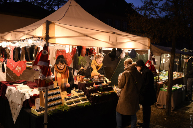 Stand mit Menschen am Adventsmarkt