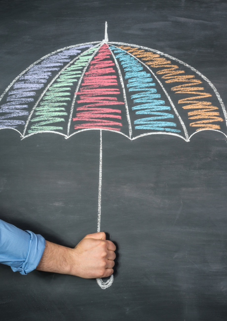 Eine Hand hält symbolisch einen gezeichneten Regenschirm